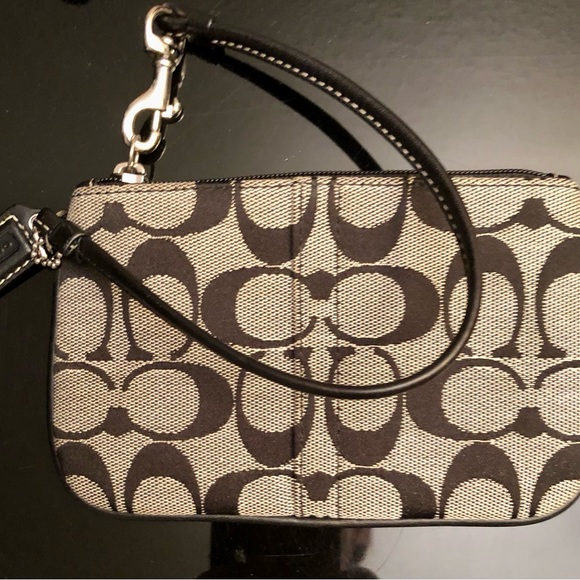 Coach Monogram Wristlet. NWOT. Excellent condition. Zipper Brown/ Camel colored - Picture 4 of 7